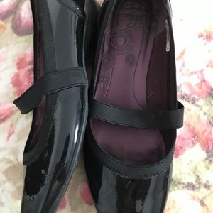 Clarks patent leather Mary Janes size 61/2